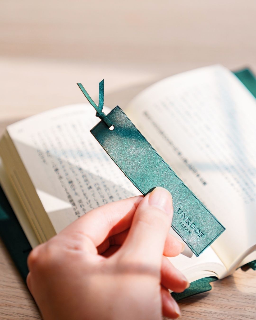 「あらゆる本の厚みに対応できる」本革ブックカバー/Pueblo