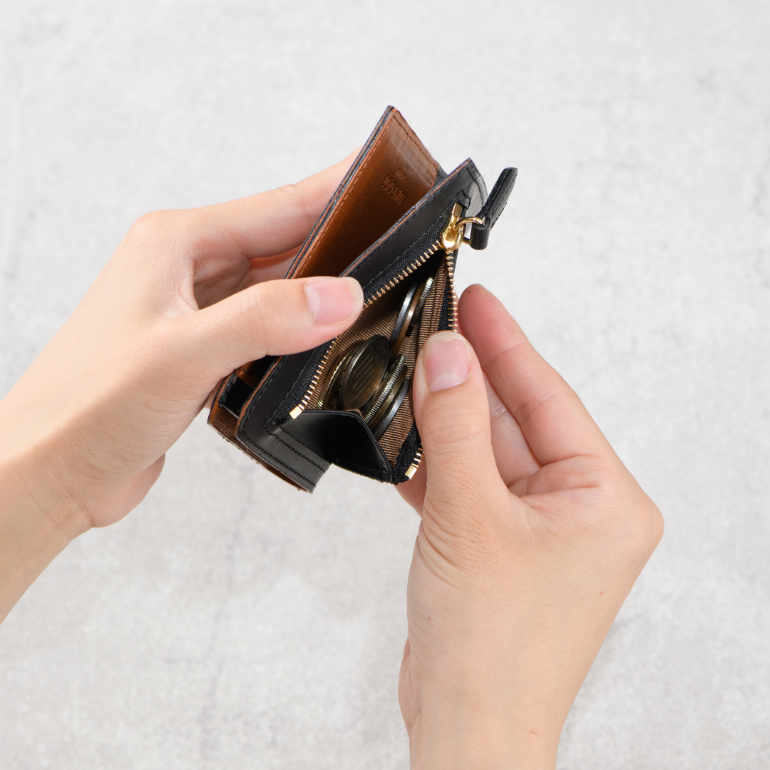「0.8mm厚でもしっかり入る」薄型二つ折り財布