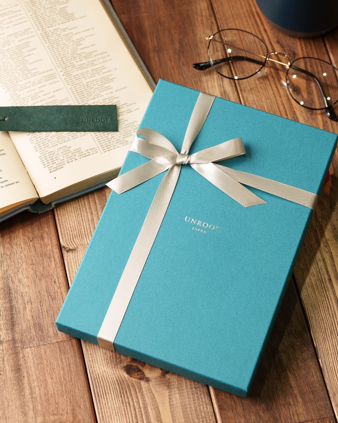 「あらゆる本の厚みに対応できる」本革ブックカバー/Pueblo