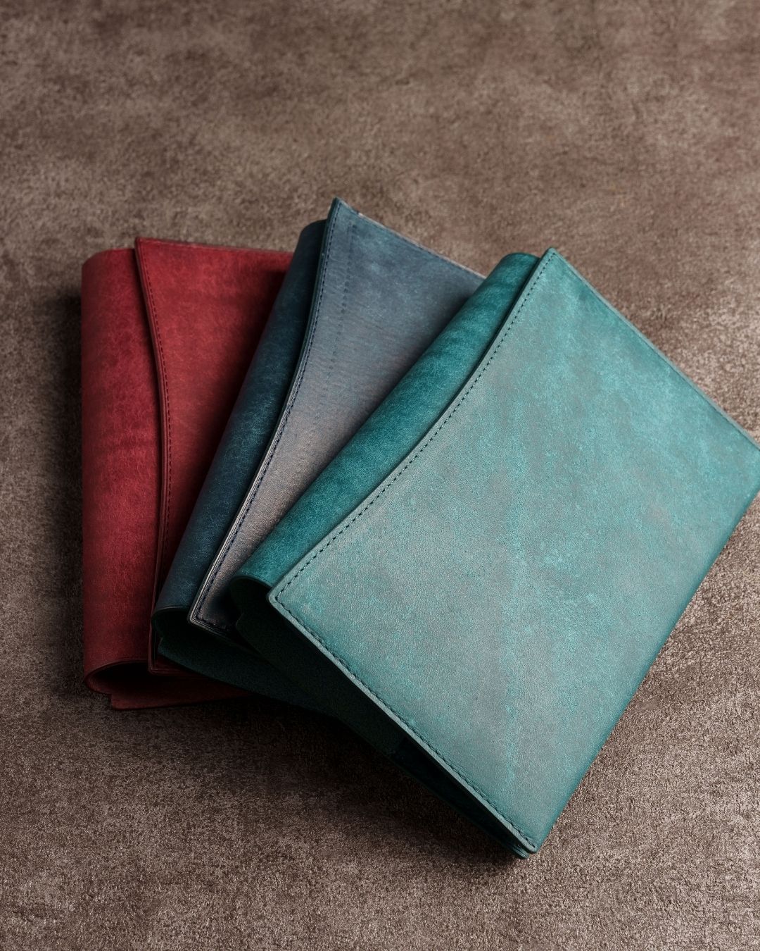 「あらゆる本の厚みに対応できる」本革ブックカバー/Pueblo