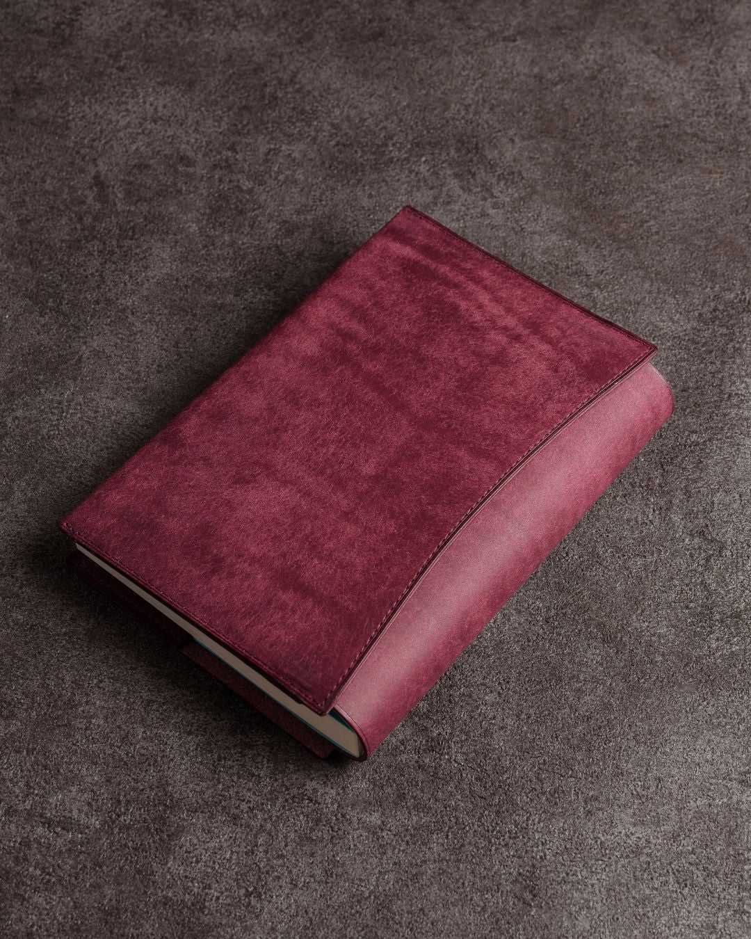 「あらゆる本の厚みに対応できる」本革ブックカバー/Pueblo