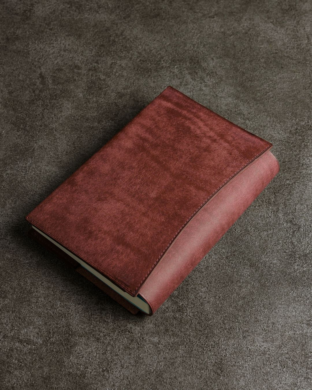 「あらゆる本の厚みに対応できる」本革ブックカバー/Pueblo