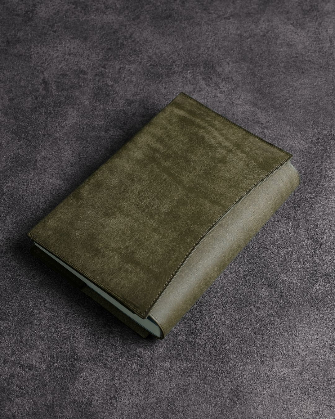 「あらゆる本の厚みに対応できる」本革ブックカバー/Pueblo