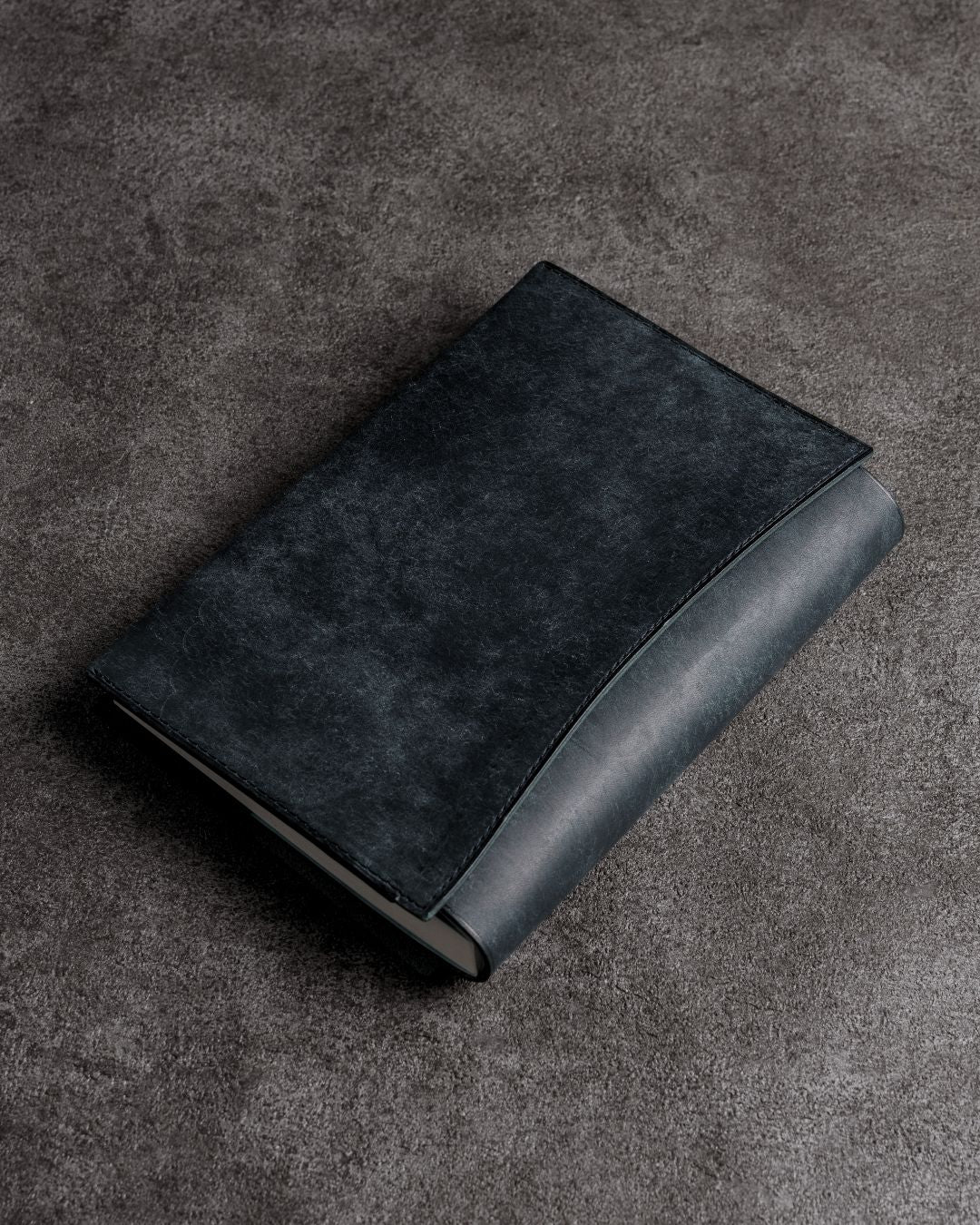 「あらゆる本の厚みに対応できる」本革ブックカバー/Pueblo