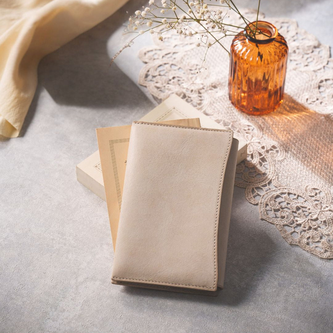 秋冬限定 :「あらゆる本の厚みに対応できる」本革ブックカバー / ALASKA