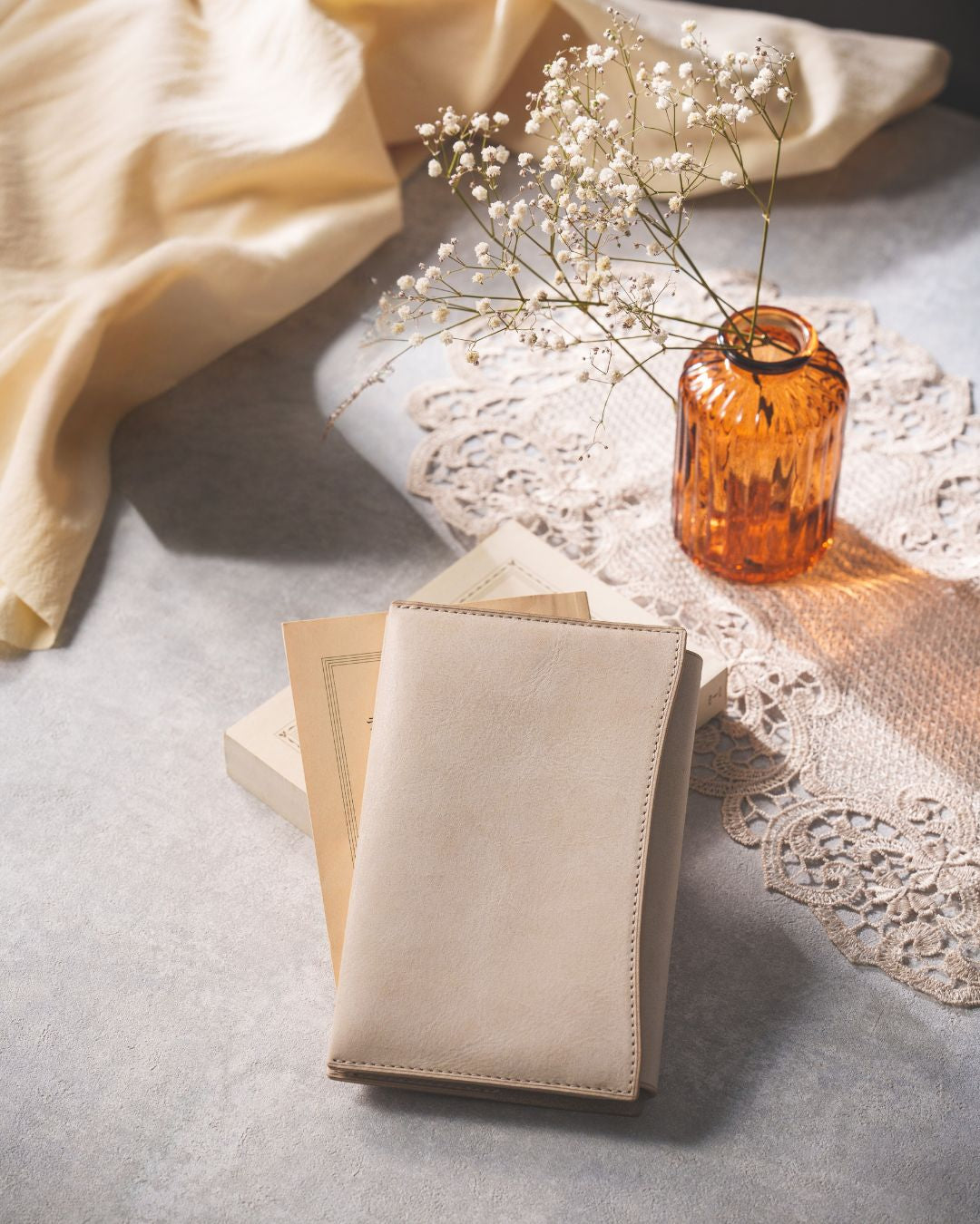 秋冬限定 :「あらゆる本の厚みに対応できる」本革ブックカバー / ALASKA