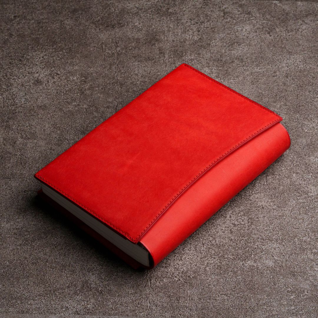 「あらゆる本の厚みに対応できる」本革ブックカバー/Pueblo