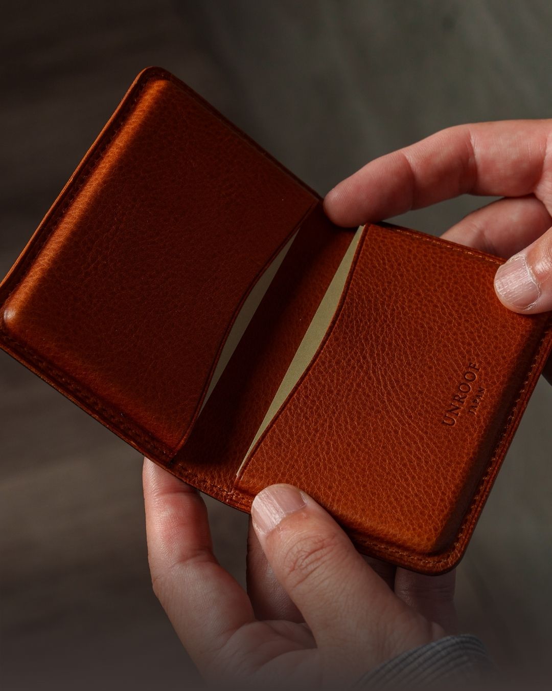 「手元に宿る上質な香り」イタリアンレザーの名刺入れ