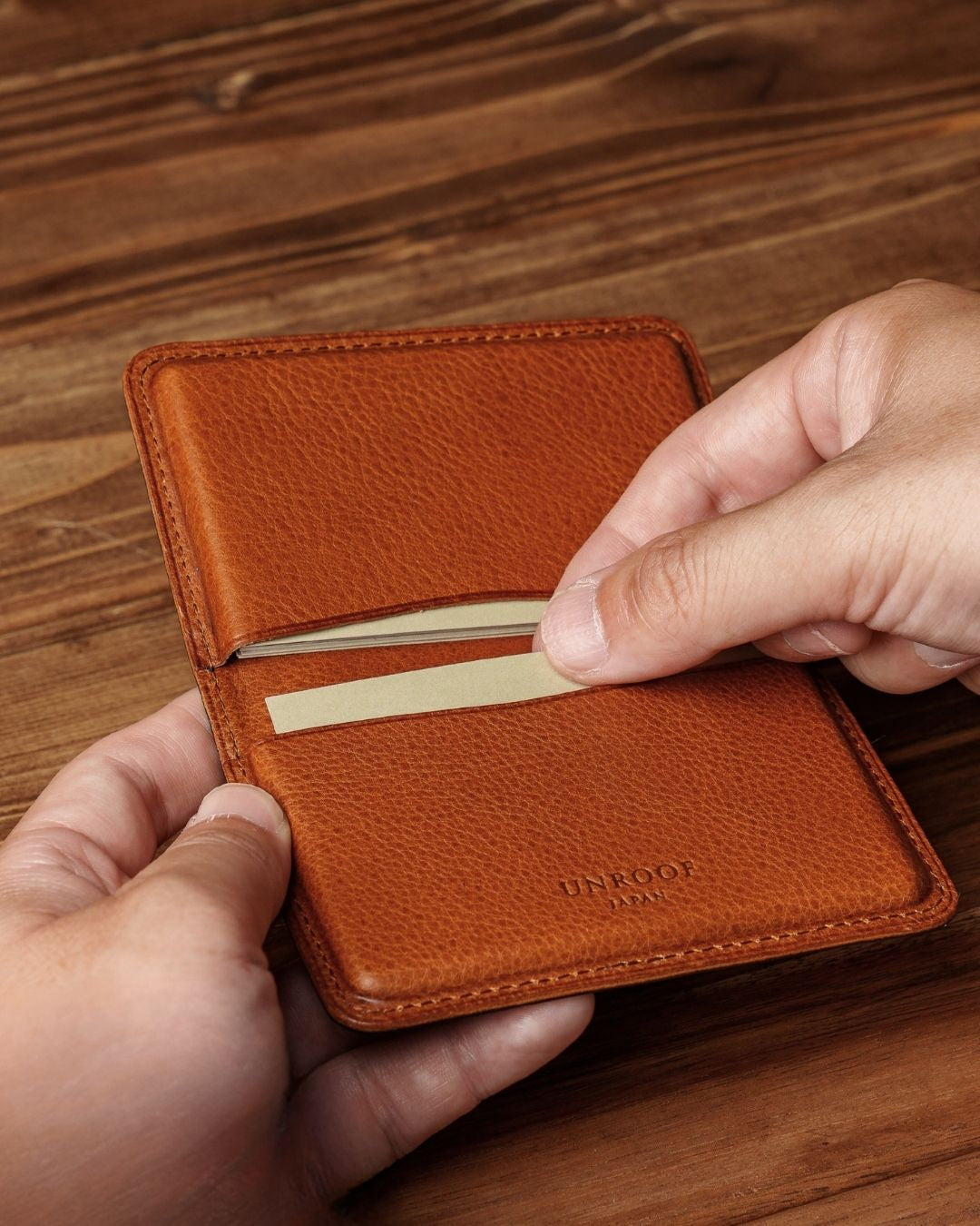「手元に宿る上質な香り」イタリアンレザーの名刺入れ