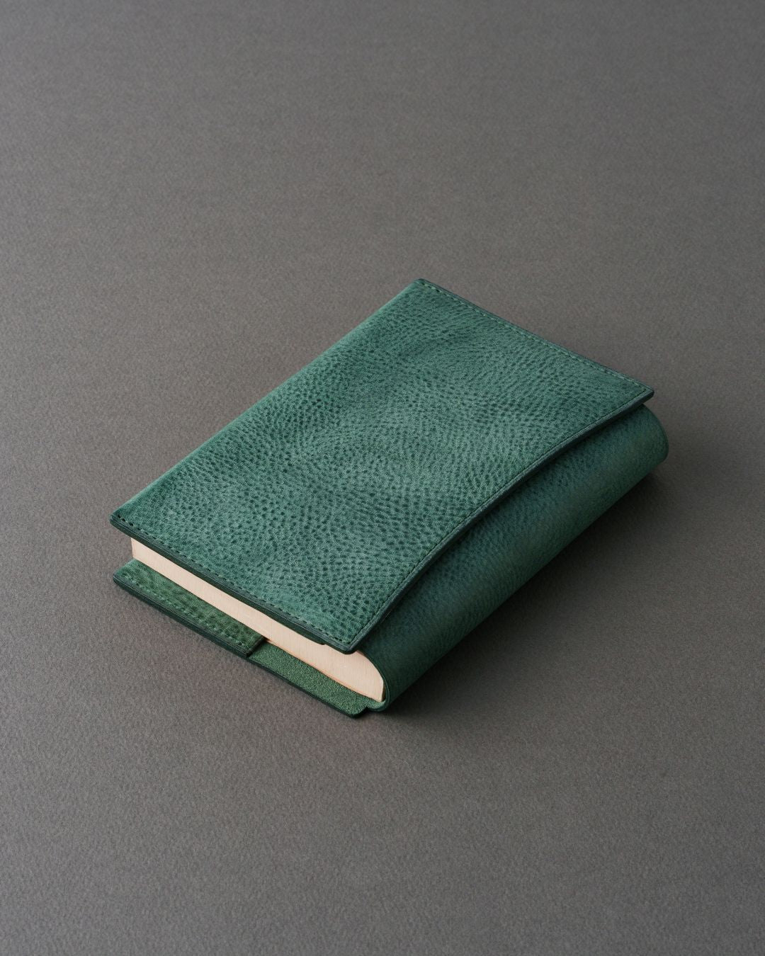 「あらゆる本の厚みに対応できる」本革ブックカバー / ALASKA