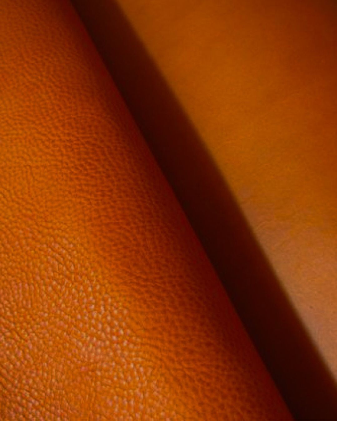 「手元に宿る上質な香り」イタリアンレザーの名刺入れ