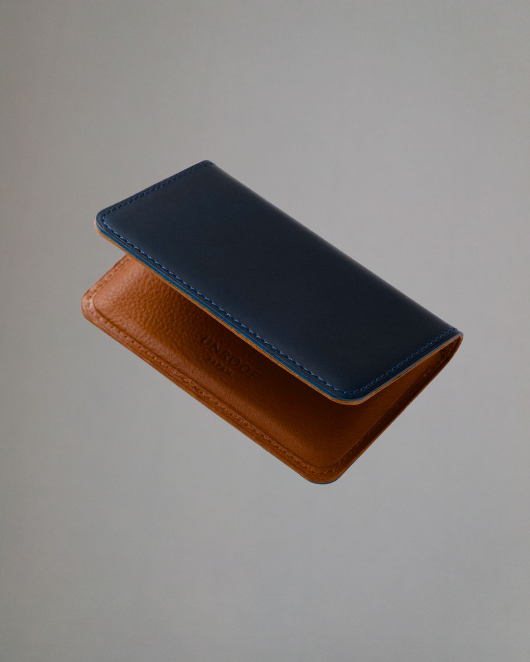 「手元に宿る上質な香り」イタリアンレザーの名刺入れ