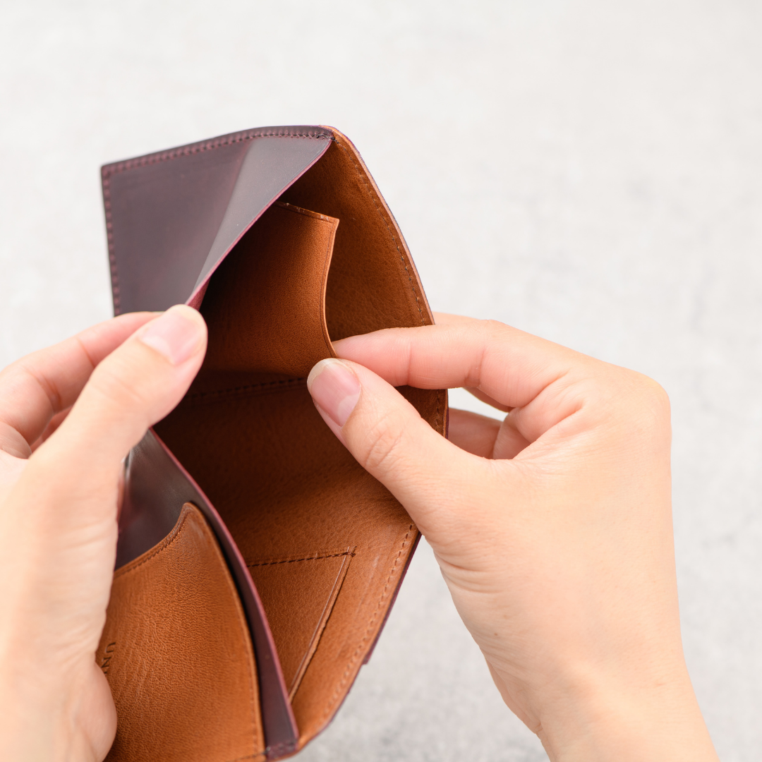 「0.8mm厚でもしっかり入る」薄型二つ折り財布