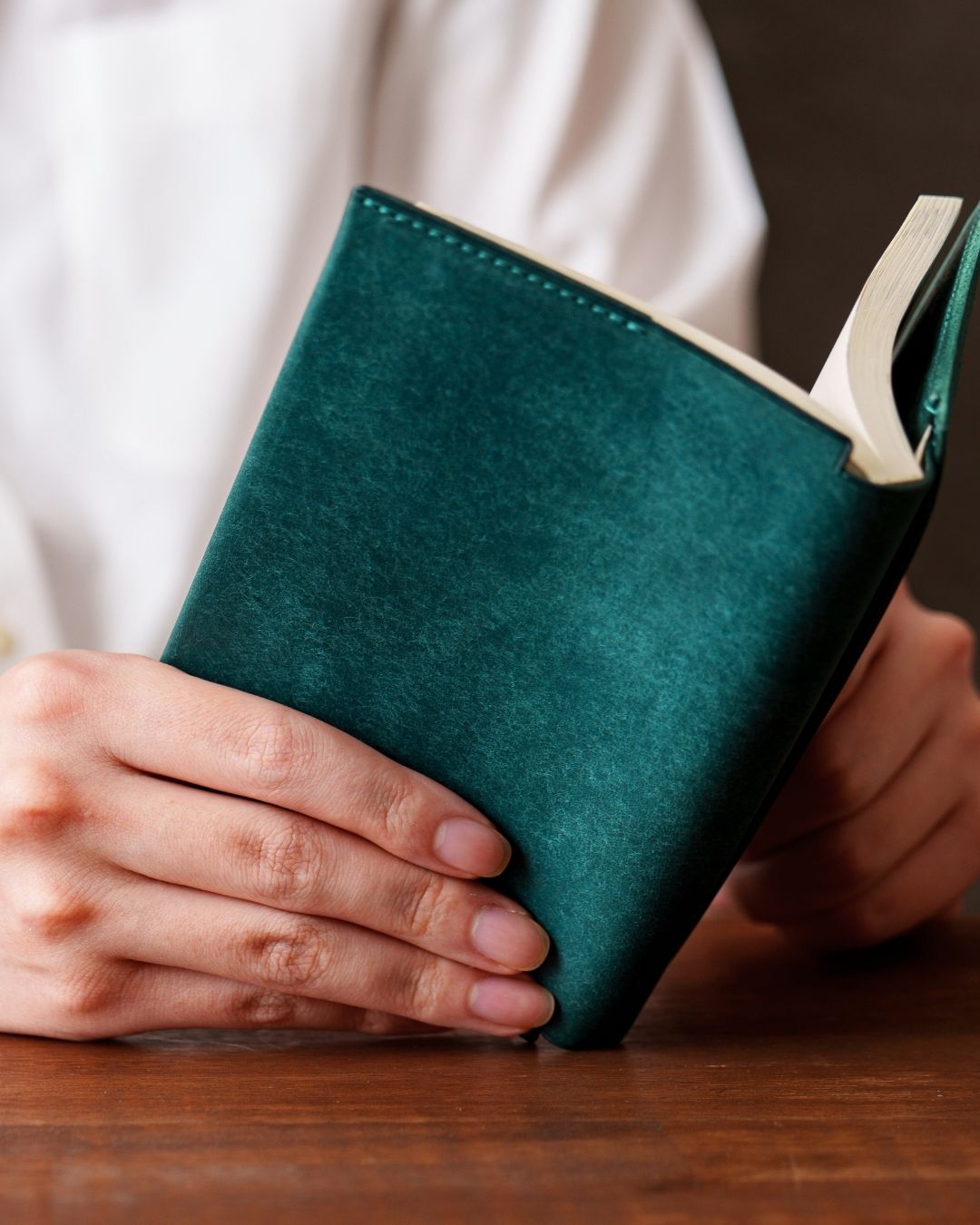 「あらゆる本の厚みに対応できる」本革ブックカバー/Pueblo
