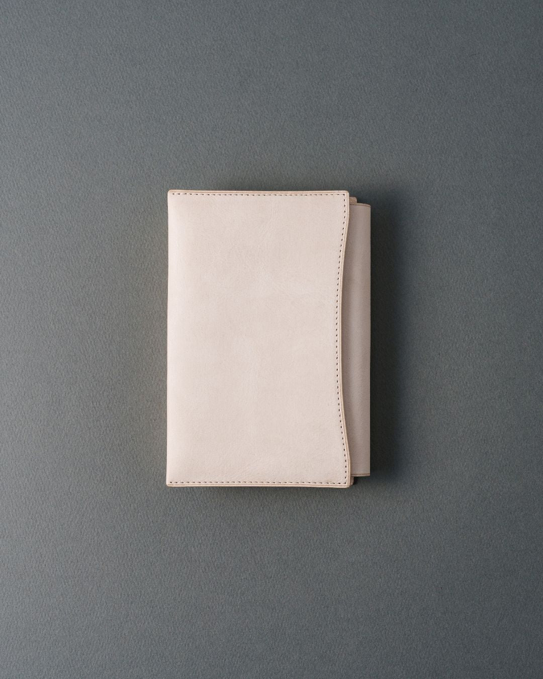 秋冬限定 :「あらゆる本の厚みに対応できる」本革ブックカバー / ALASKA