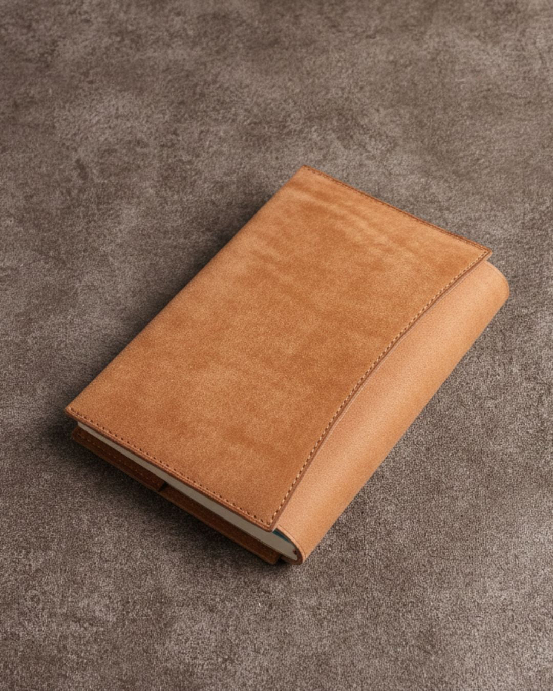 「あらゆる本の厚みに対応できる」本革ブックカバー/Pueblo