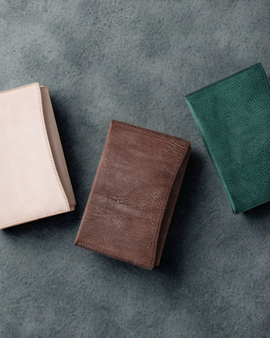 秋冬限定 :「あらゆる本の厚みに対応できる」本革ブックカバー / ALASKA