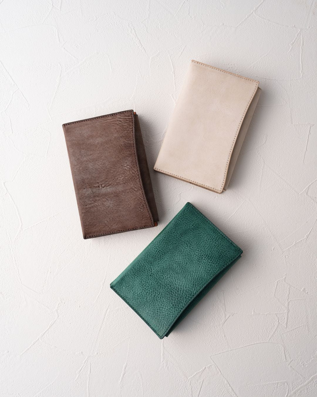 秋冬限定 :「あらゆる本の厚みに対応できる」本革ブックカバー / ALASKA