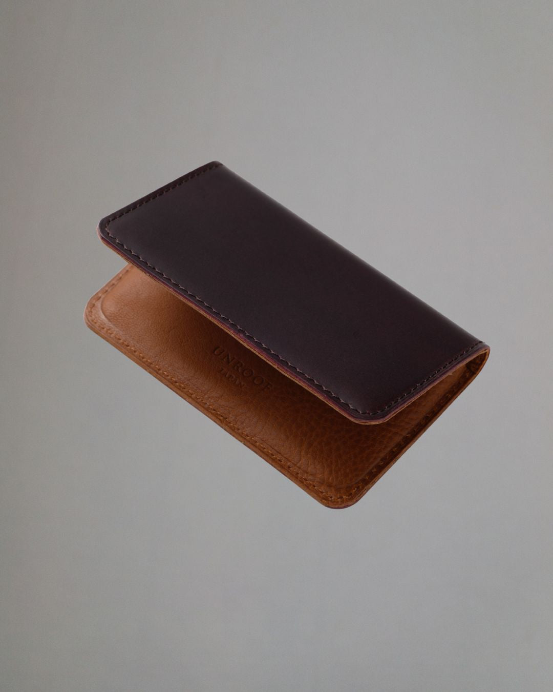 「手元に宿る上質な香り」イタリアンレザーの名刺入れ