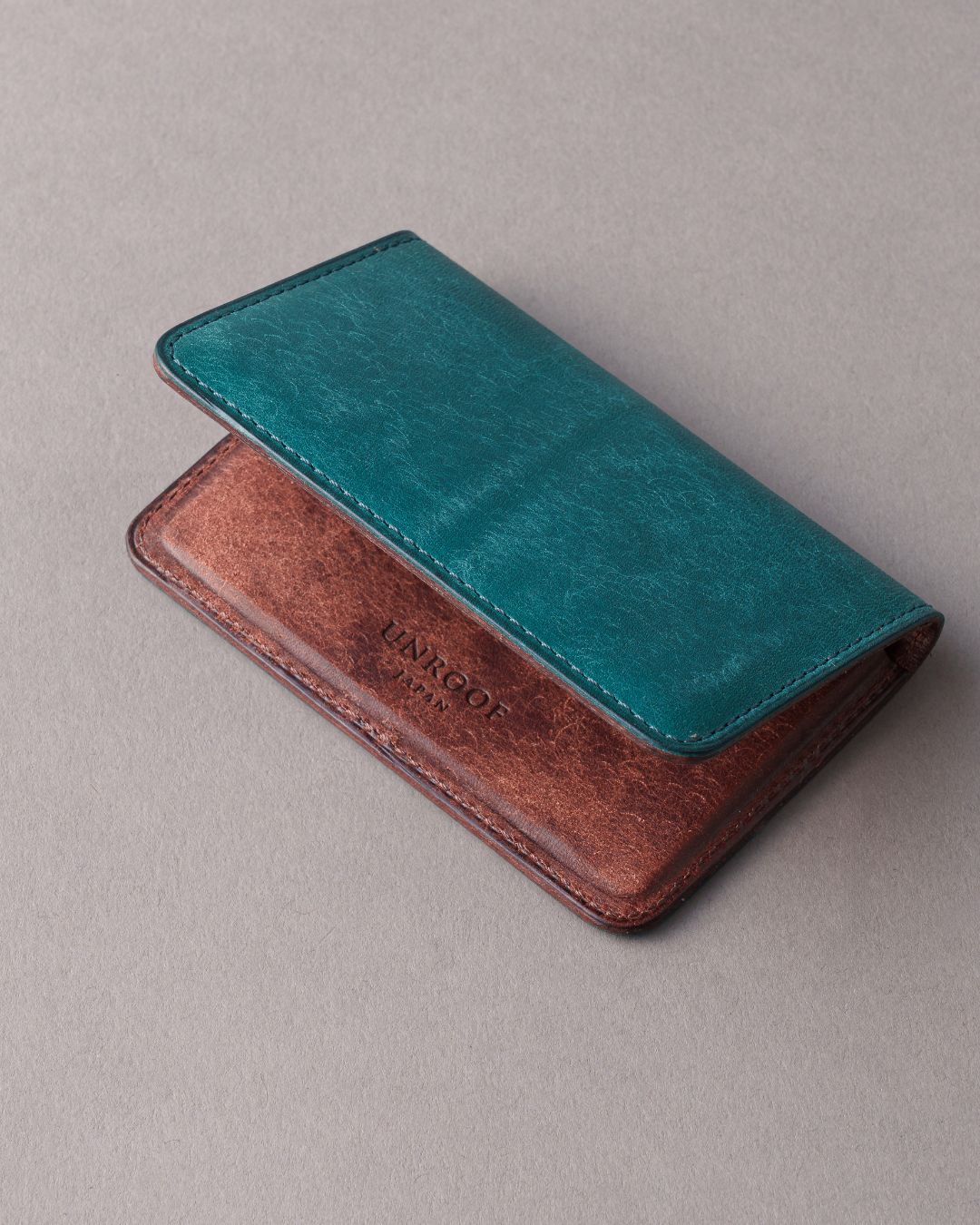 「フォルムが美しい」名刺入れ／Pueblo バイカラー