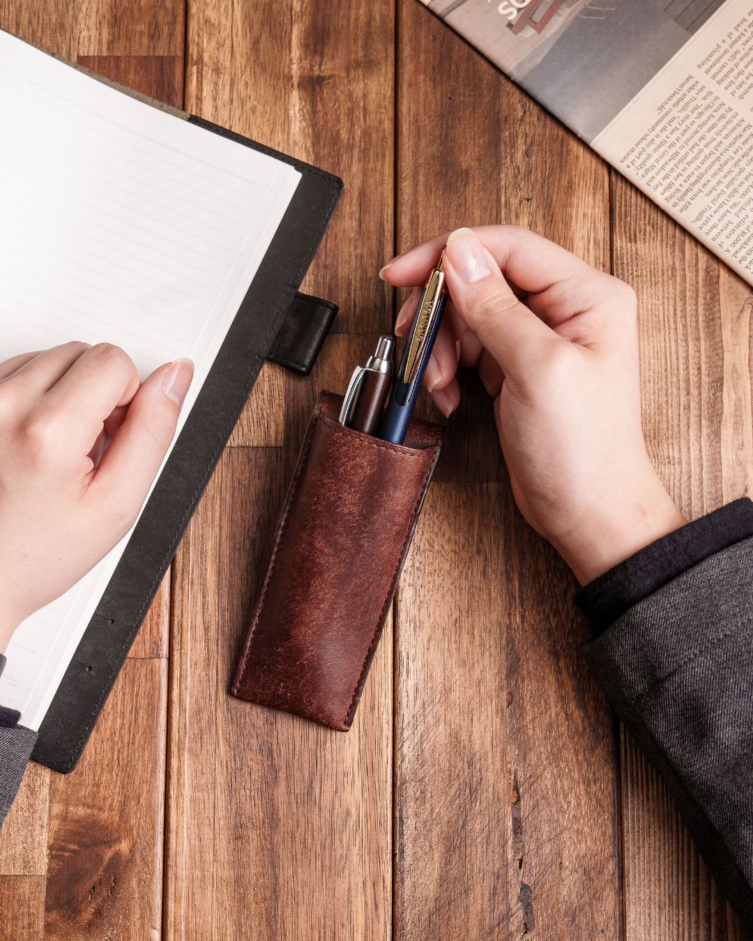 ペンスタンド」になる 本革ペンケース