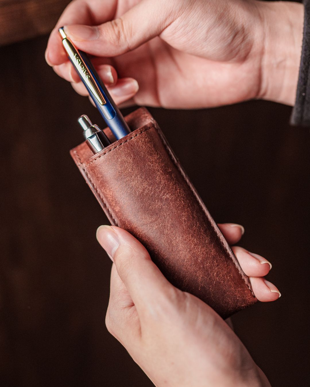 ペン立てにもなる」レザー ペンケース
