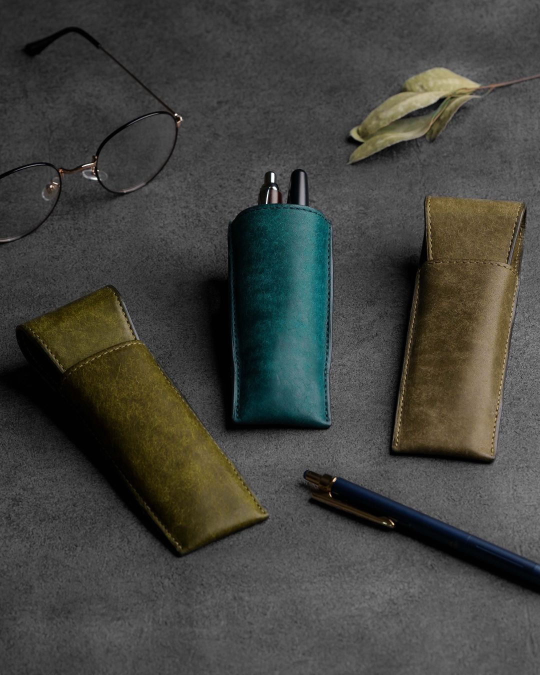 ペンスタンド」になる 本革ペンケース