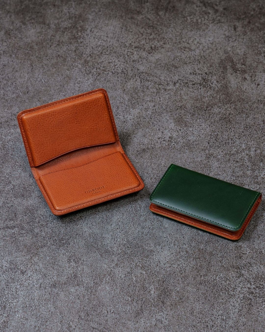 「手元に宿る上質な香り」イタリアンレザーの名刺入れ