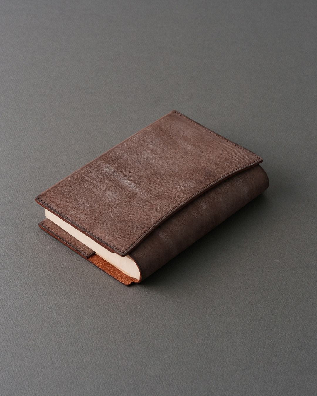 秋冬限定 :「あらゆる本の厚みに対応できる」本革ブックカバー / ALASKA