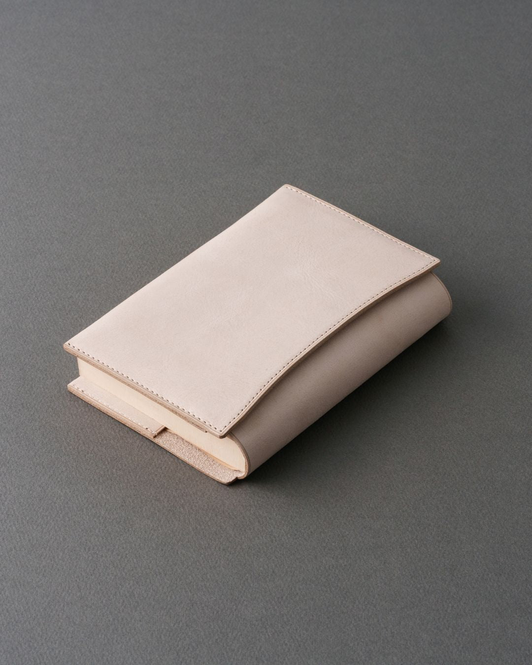 秋冬限定 :「あらゆる本の厚みに対応できる」本革ブックカバー / ALASKA