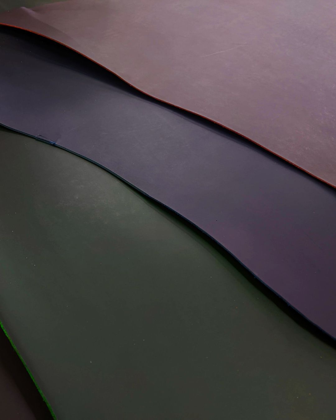 「手元に宿る上質な香り」イタリアンレザーの名刺入れ