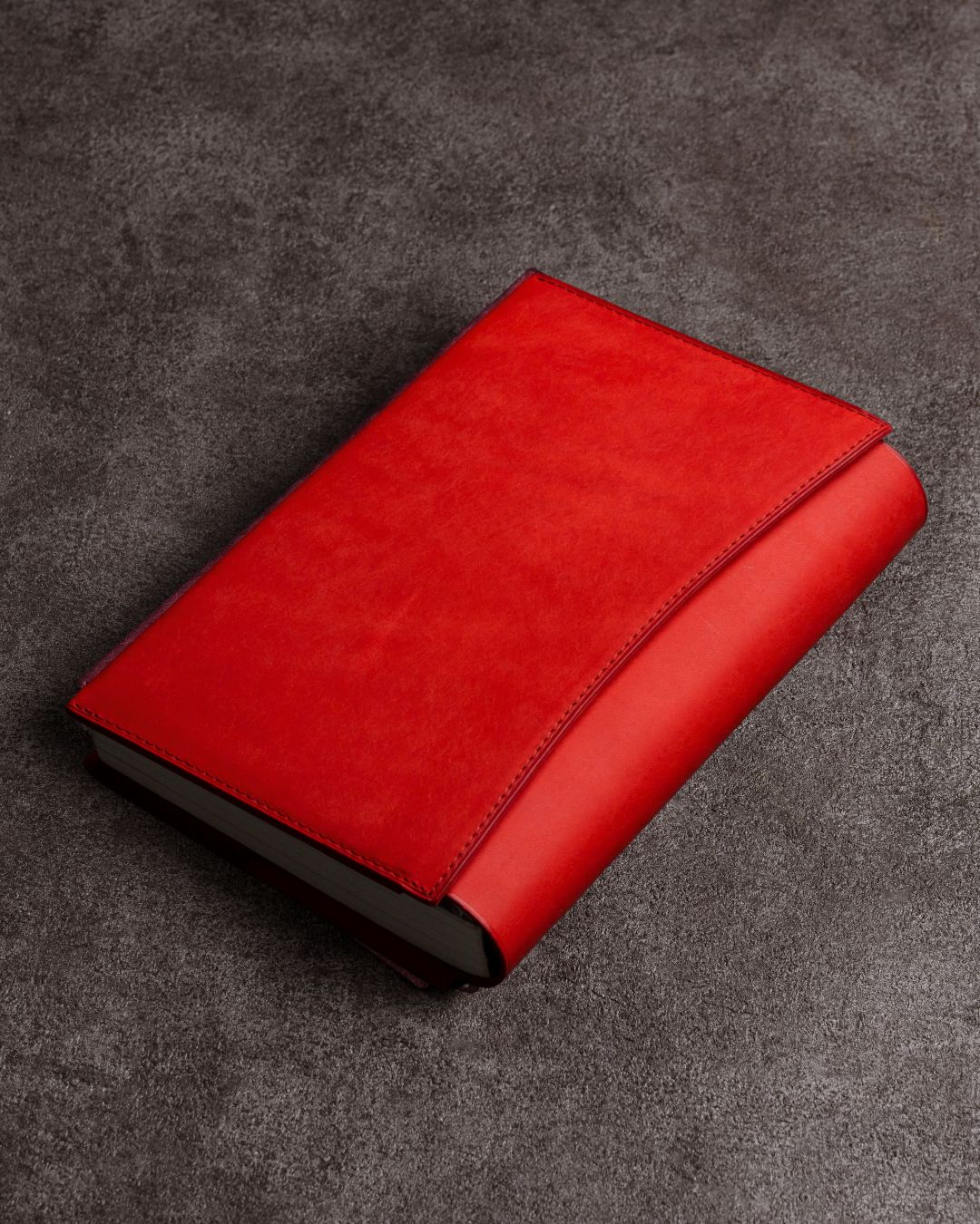 「あらゆる本の厚みに対応できる」本革ブックカバー／Pueblo